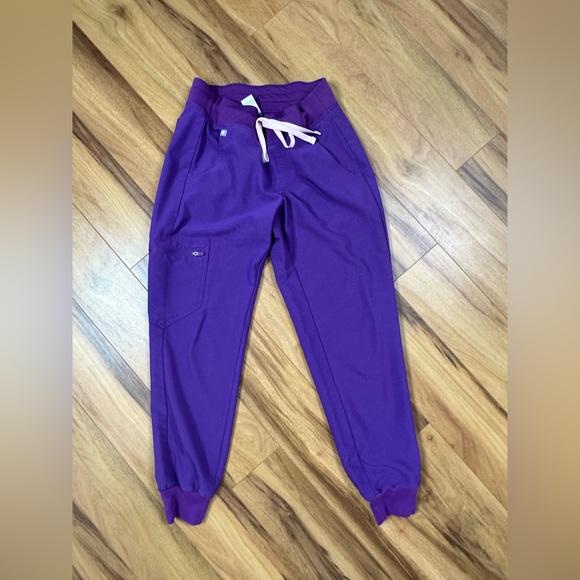 Limited Edition Figs Scrub Set in Ultraviolet - Picture 3 of 7